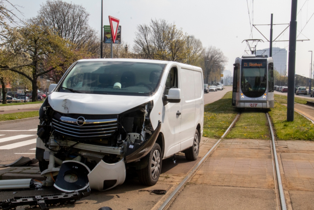 Bestuurder busje rijdt verkeerslicht uit de grond