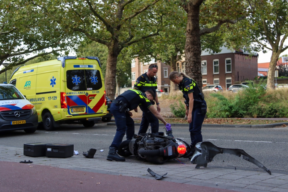 Scooterrijder schat situatie Nieuwe Haven verkeerd in en rijdt frontaal tegen auto