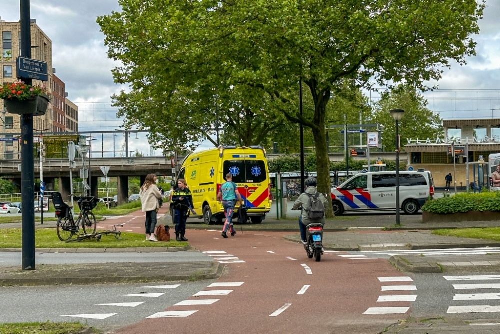 Fietser raakt gewond bij aanrijding op rotonde