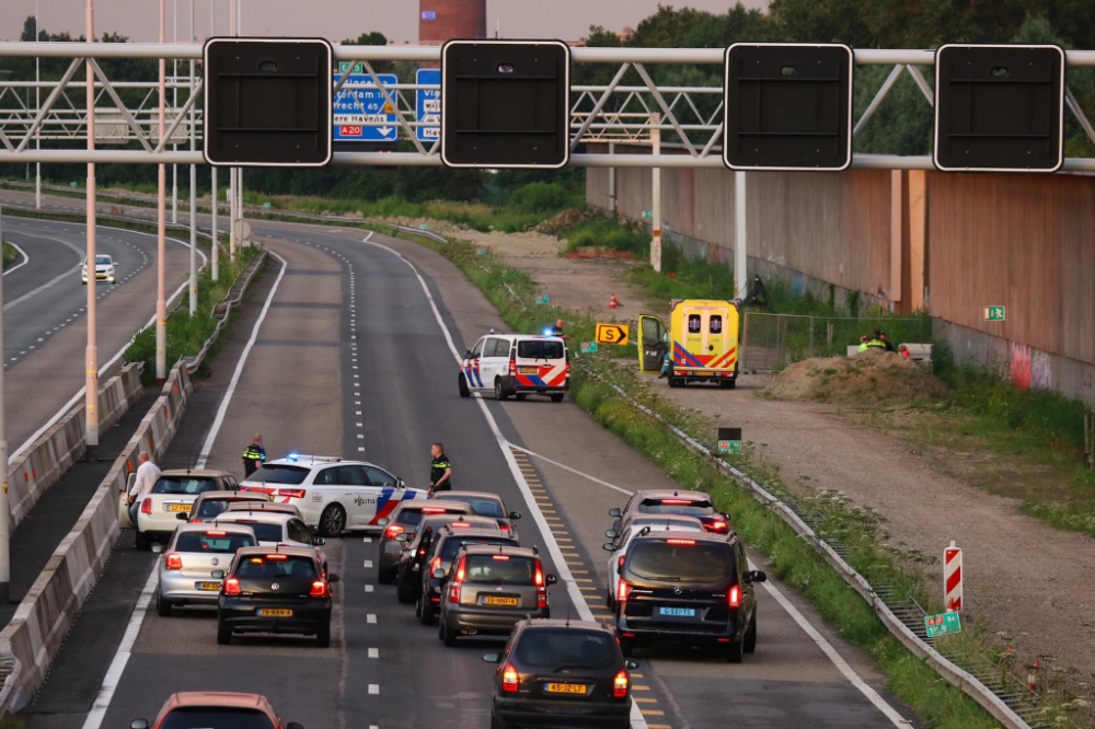 A20 korte tijd dicht na onwelwording in auto