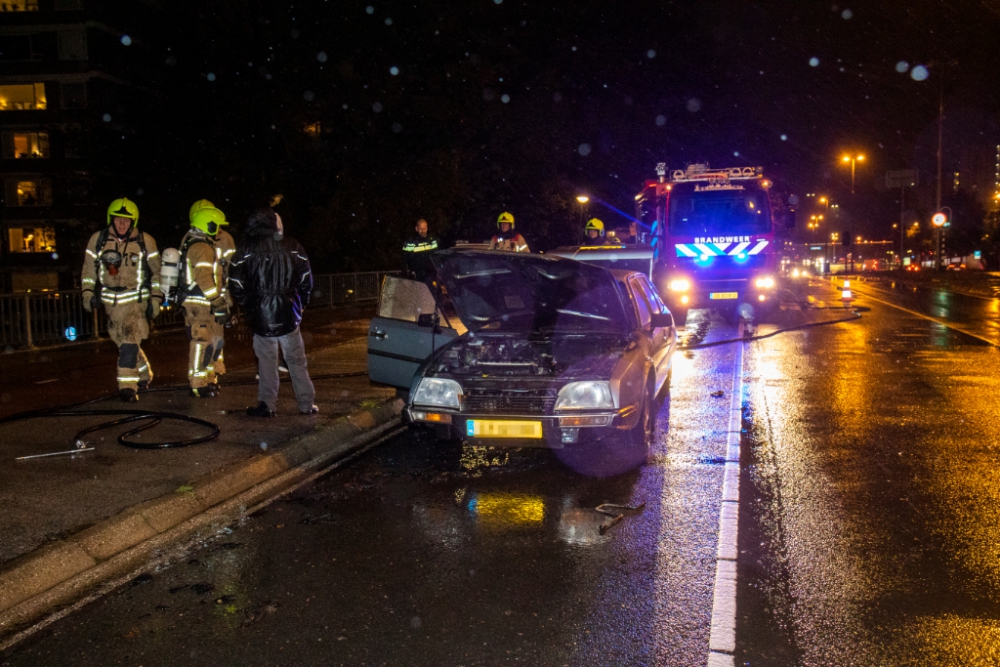 Auto in brand op de .. Brandersbrug