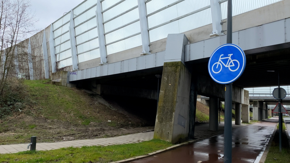 Dit is waarom het fietspad langs de Hargalaan altijd nat is