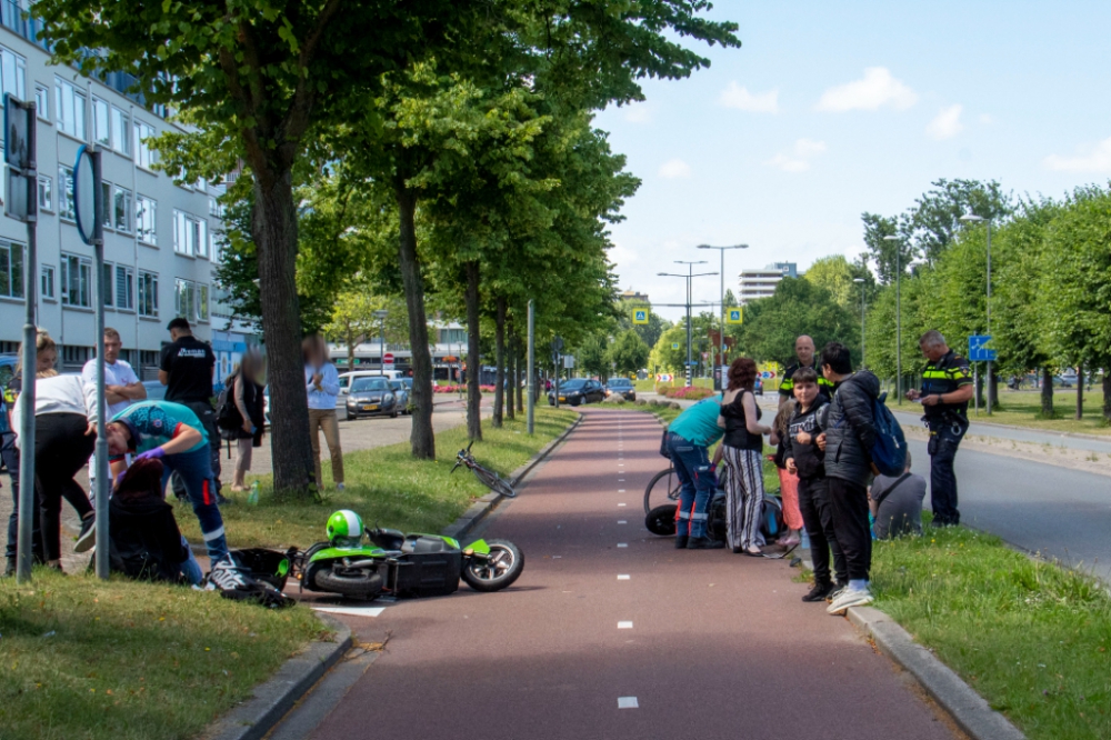 Drie gewonden na aanrijding op fietspad Burgemeester van Haarenlaan