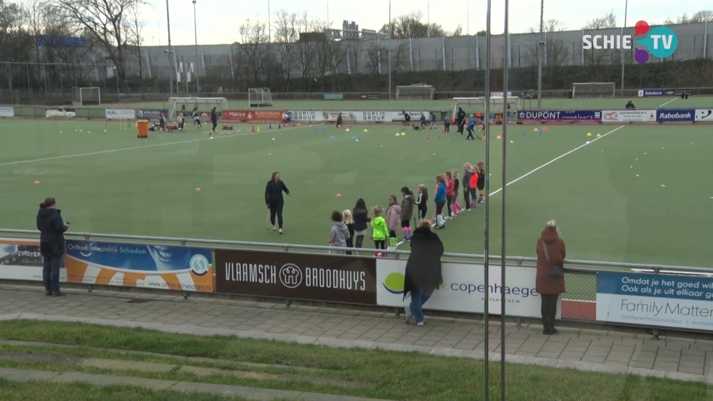 De training van de jeugd van HC Schiedam gaat gewoon (buiten) door