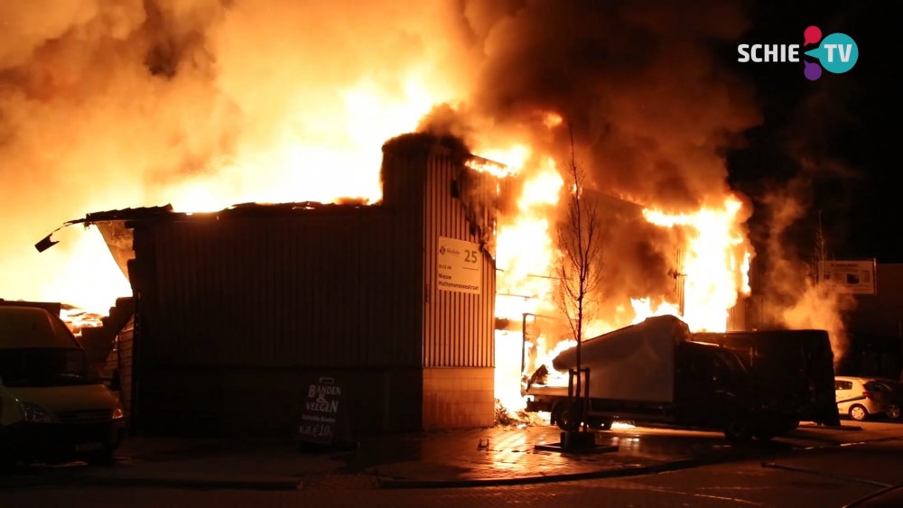 Enorme schade na zeer grote brand Nieuw-Mathenesserstraat.