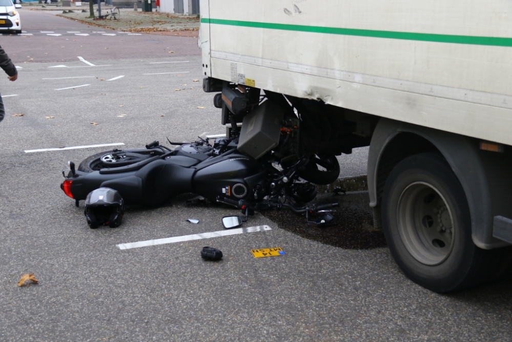 Motorrijder klapt op vrachtwagen