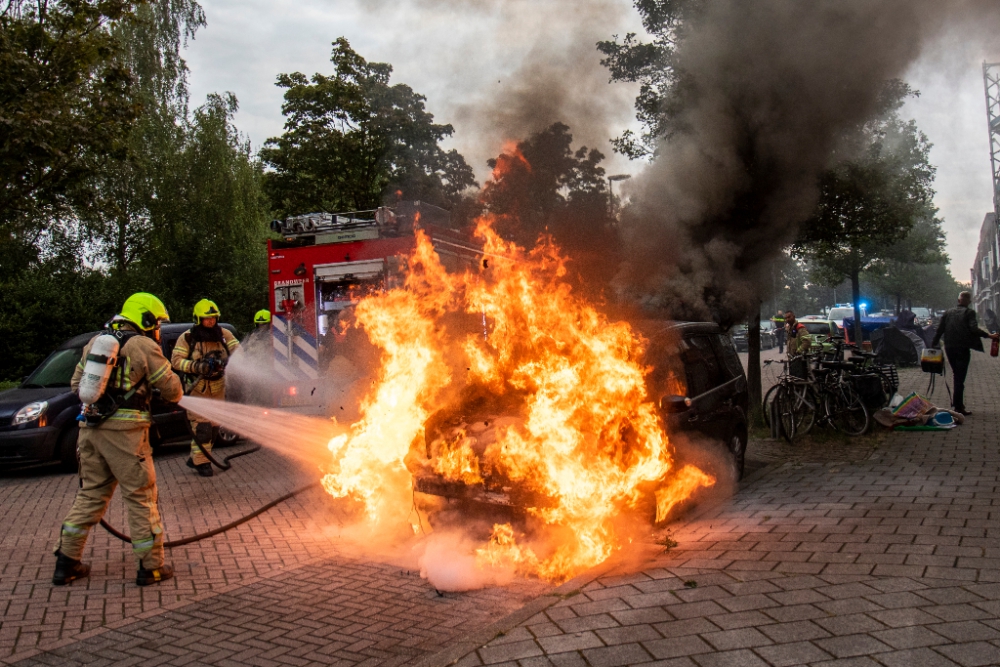 Geparkeerde auto uitgebrand