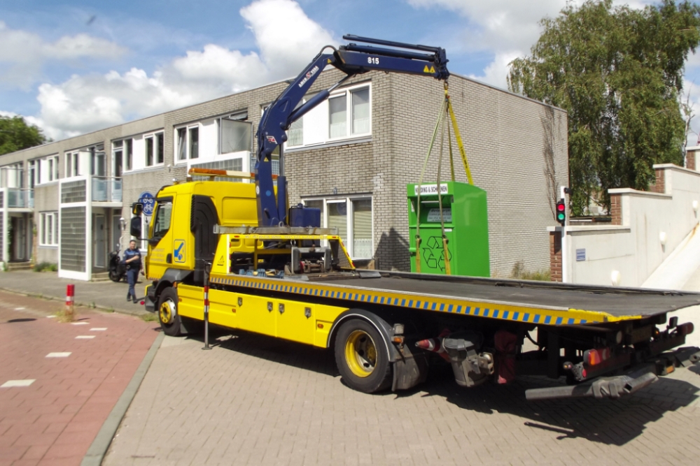 Illegale kledingcontainer op last van de gemeente weggehaald