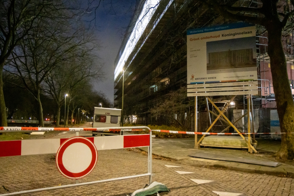 Isolatieplaten waaien door harde wind van dak van flat