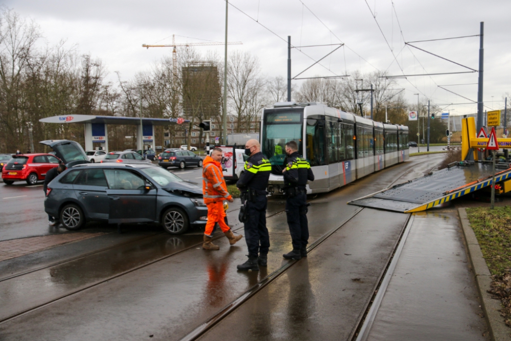 Tramverkeer gestremd na aanrijding tram-auto