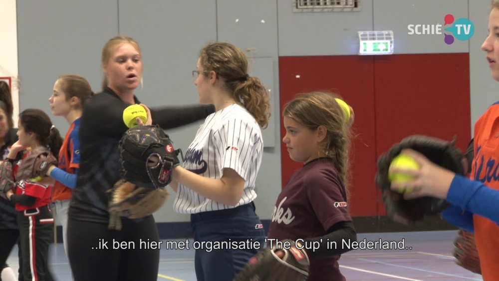 Internationale Coach geeft Softbal Clinic voor meiden