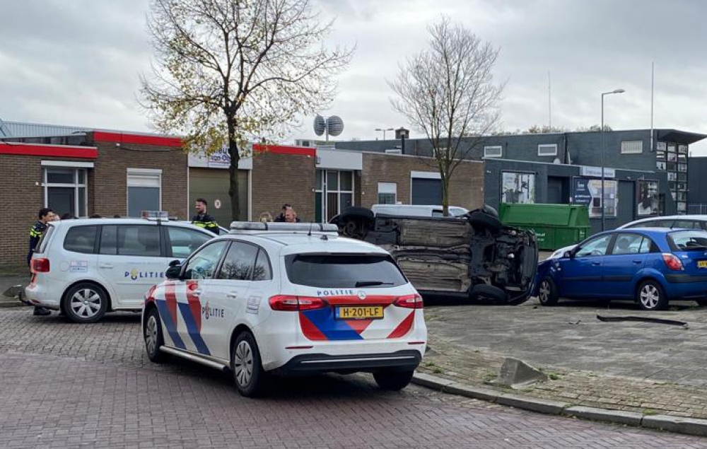 Auto komt op zijkant terecht na achtervolging door politie