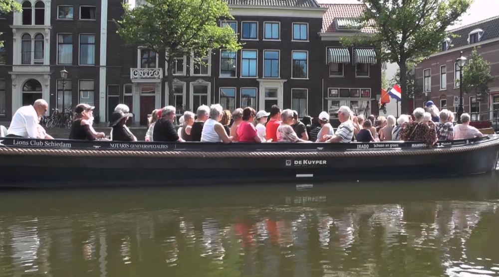 Anderhalve meter aanhouden op de Fluisterboot is haast niet te doen