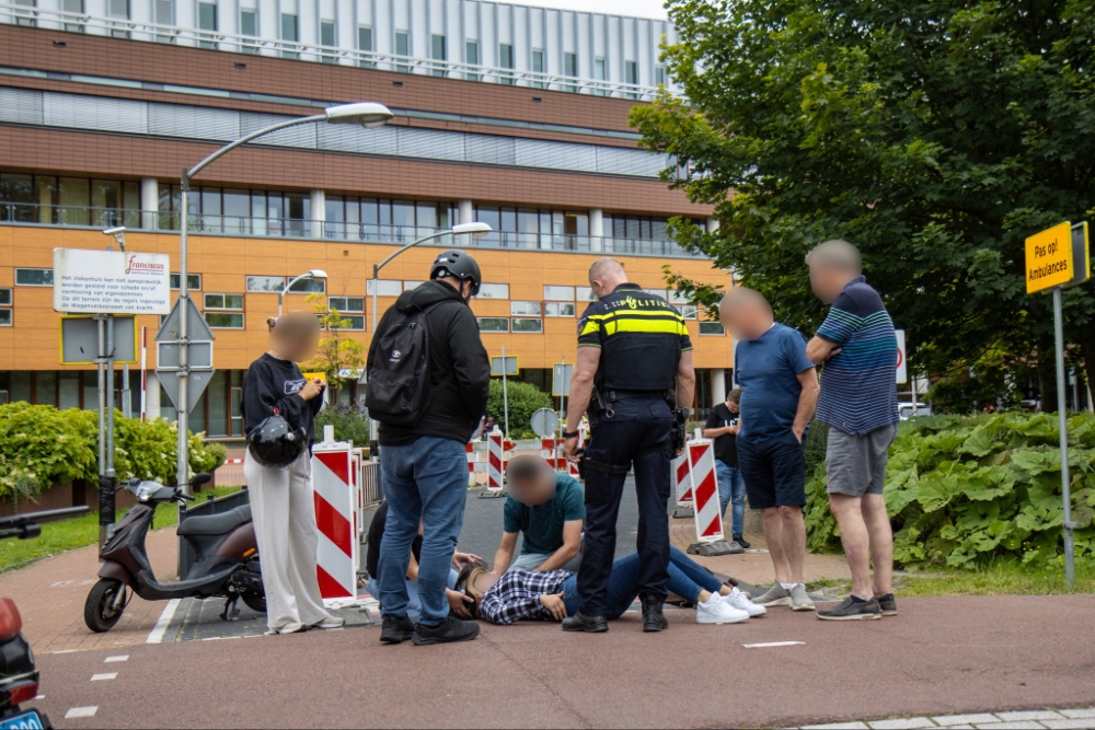 Scooterrijders botsen voor de deur van ziekenhuis