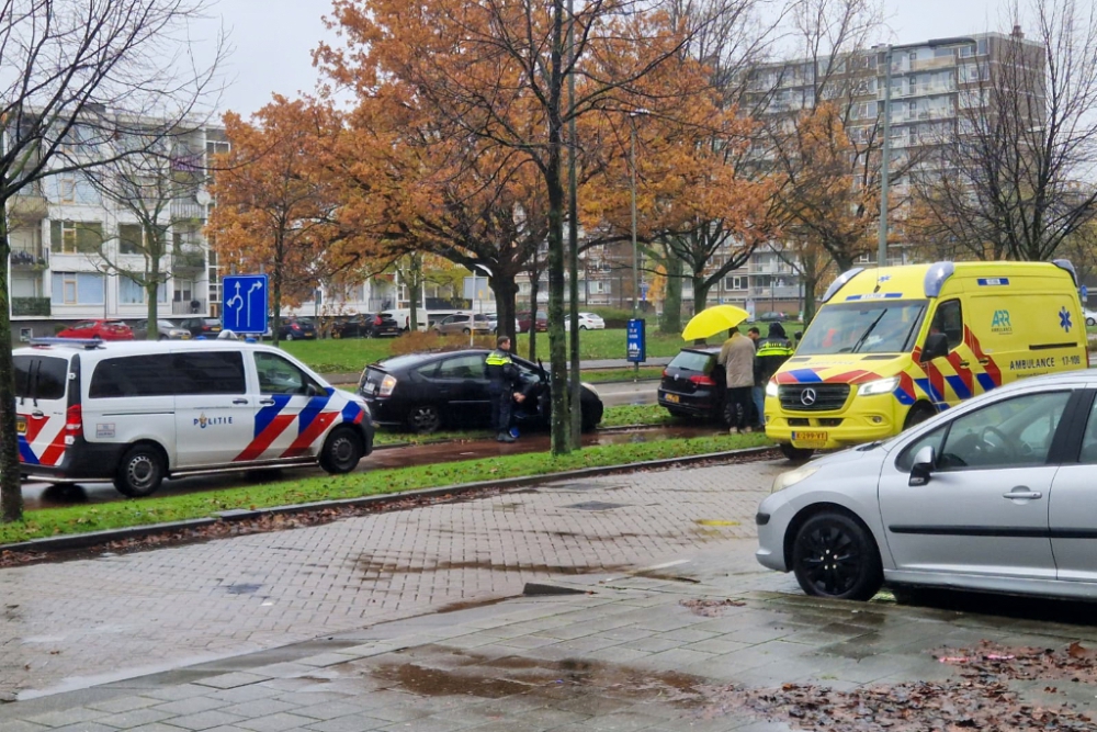 Twee auto&#039;s botsen op de Van Haarenlaan