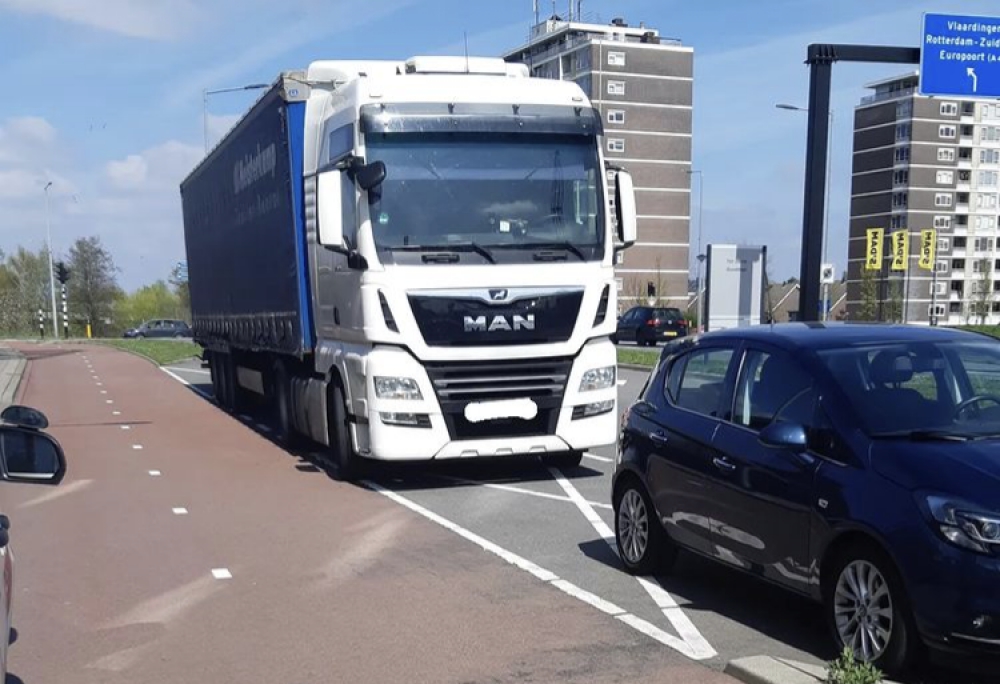 Vrachtwagen botst op personenwagen