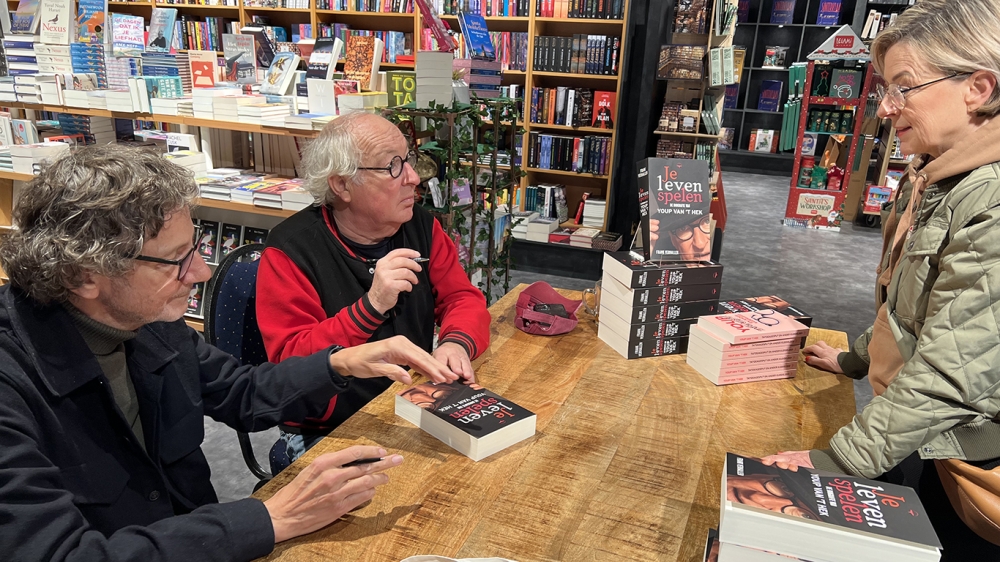 Youp van ’t Hek signeert biografie in Schiedamse boekhandel