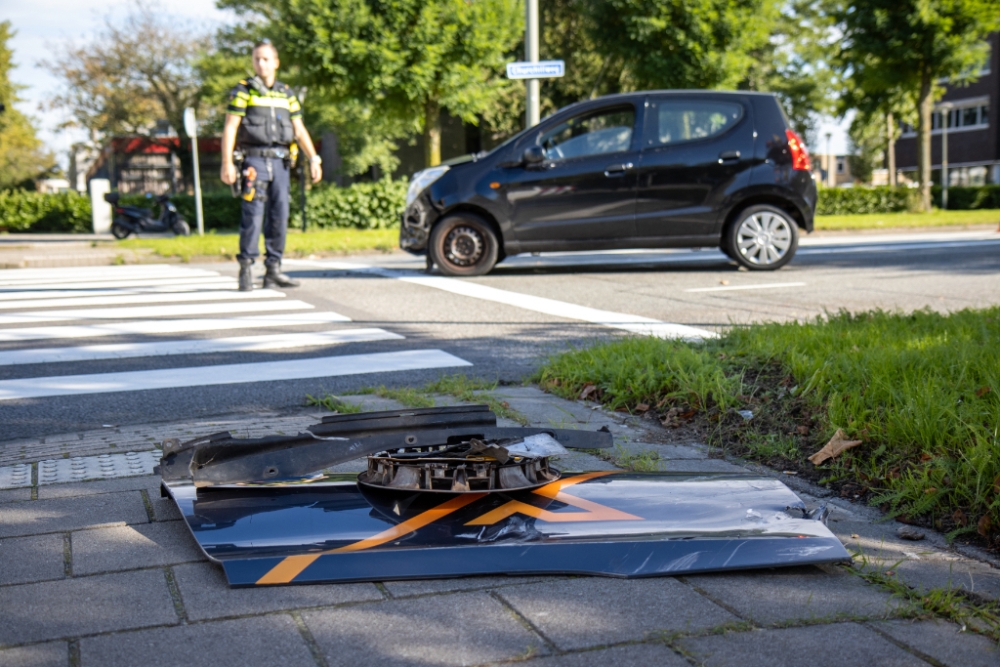 Bestuurder rijdt over gras en stoep, ramt auto en gaat er vandoor