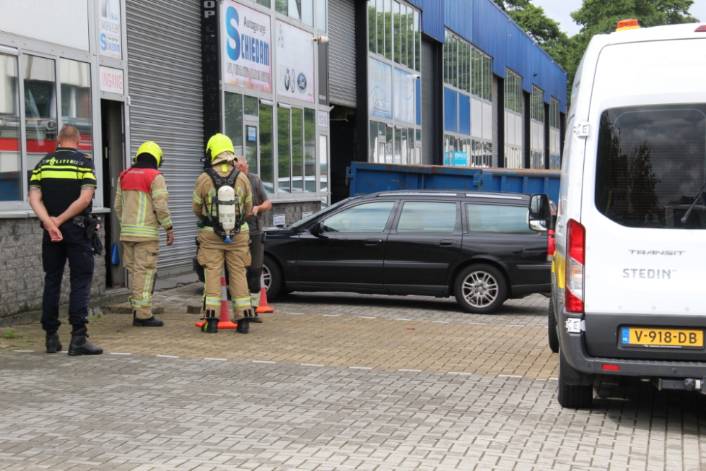 Sinkhole tegen gevel gebouw Koolhovenstraat