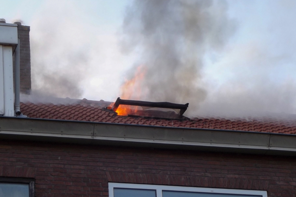 Twee gewonden bij brand in woning, &#039;boa&#039;s vinden bewoner zwart van de rook&#039;