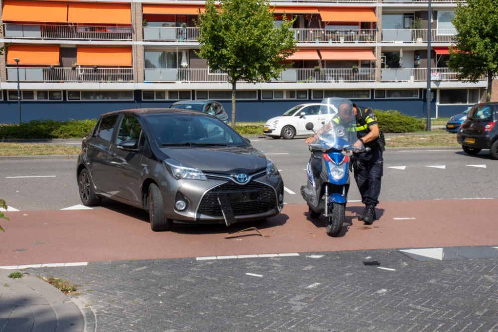 Scooterrijder gewond na botsing met auto op Laan van Bol&#039;es