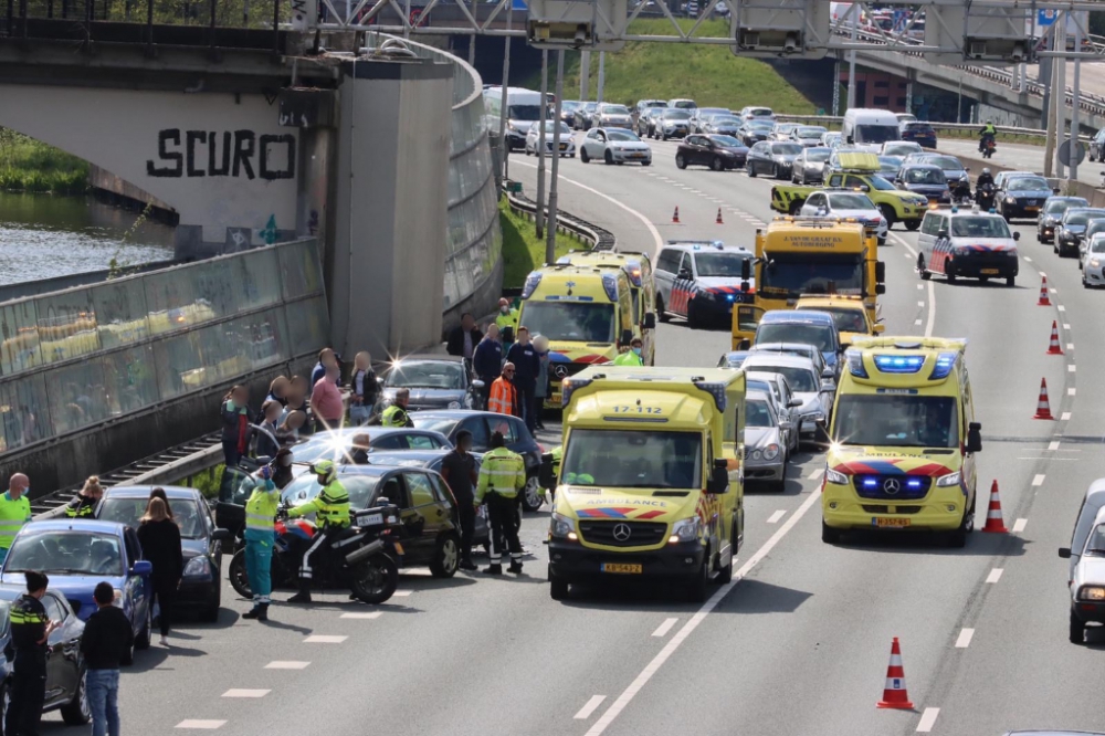 Kettingbotsing met 15 voertuigen op de A20