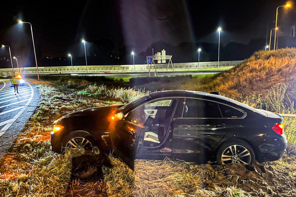 Auto vliegt op verbindingsweg snelweg uit de bocht en ramt lantaarnpaal