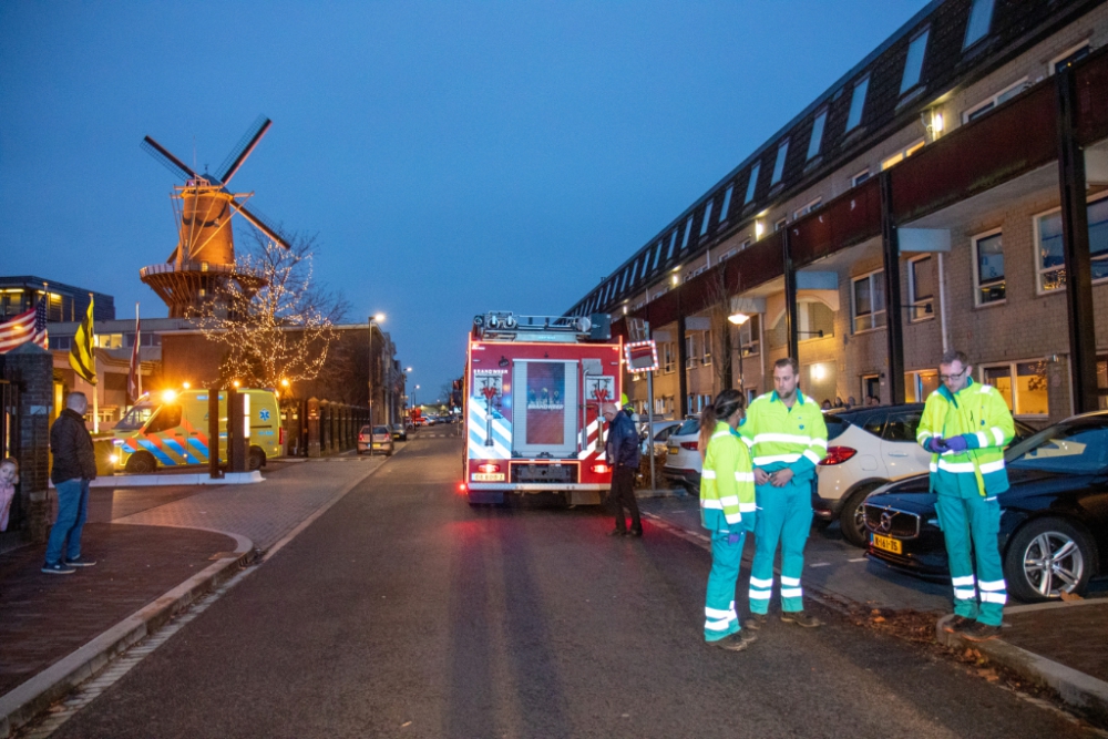 Brand in woning Hoofdstraat; vrouw naar ziekenhuis