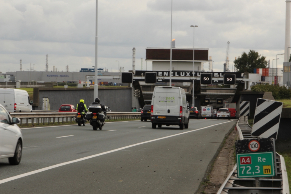 Man loopt Beneluxtunnel in om onderdeel van zijn motor op te halen