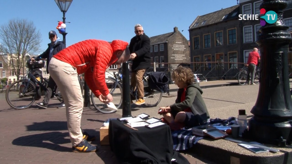 Jonge kunstenaar Jens verkoopt zijn tekeningen op Koningsdag