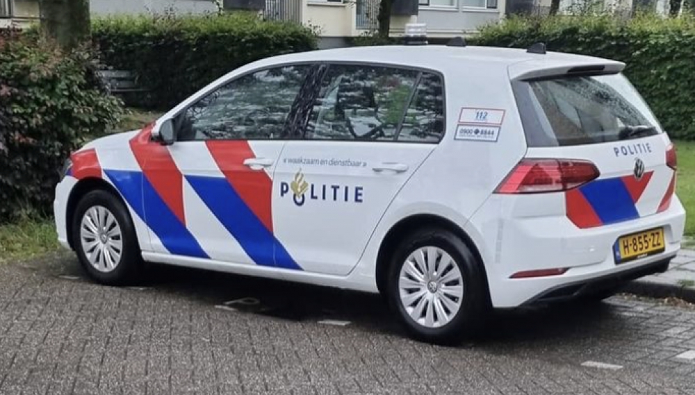 Man richt zijn plas op de politie na vechtpartij