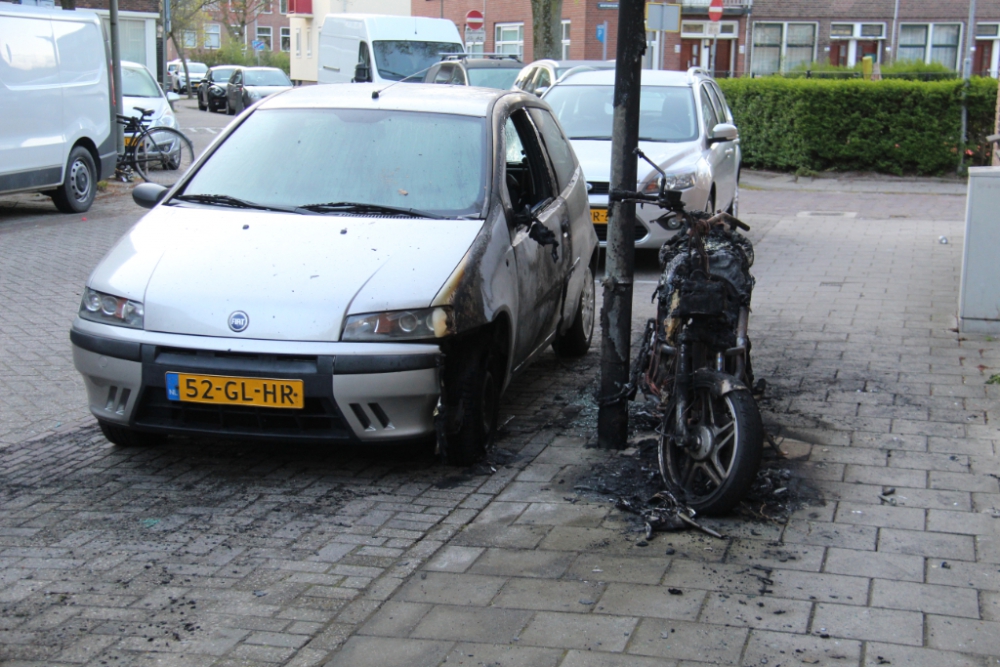 Scooter uitgebrand in Oost, auto zwaar beschadigd