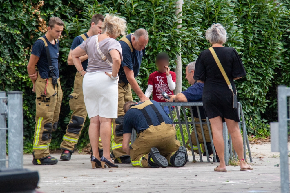 Pech op eerste schooldag: kind zit met been vast op schoolplein