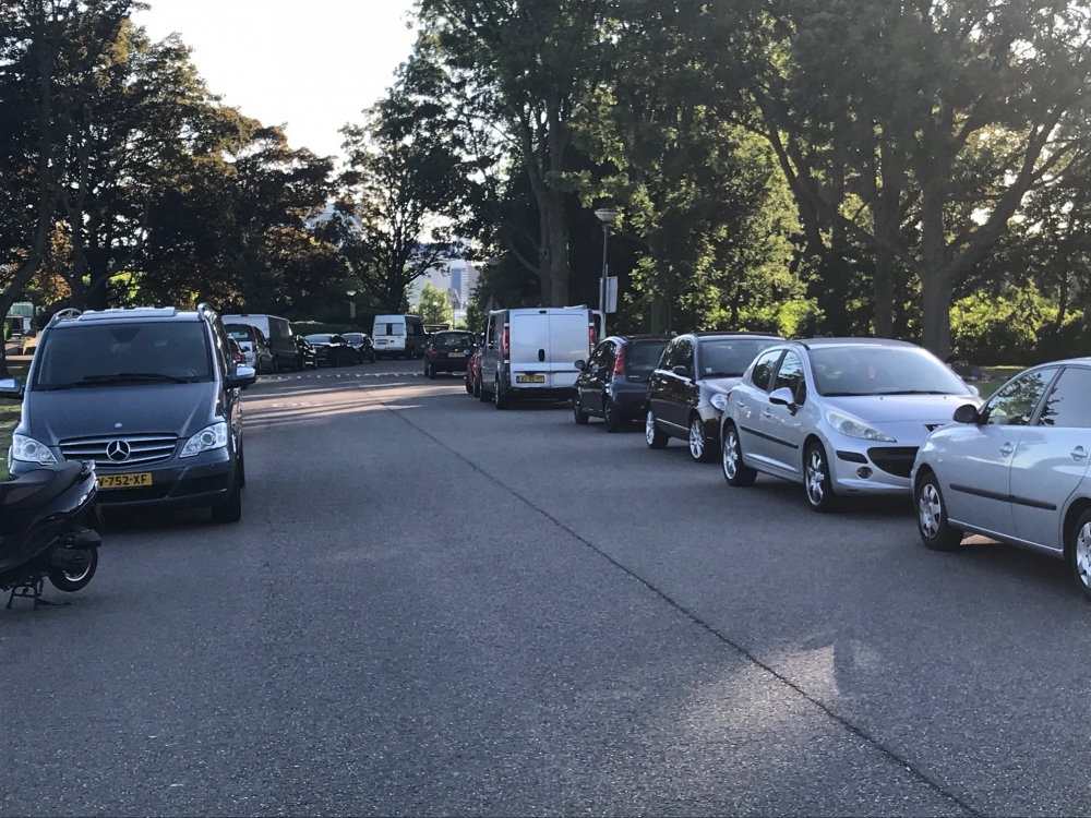 Maasboulevard barstensvol met auto&#039;s ondanks parkeer- en stopverbod