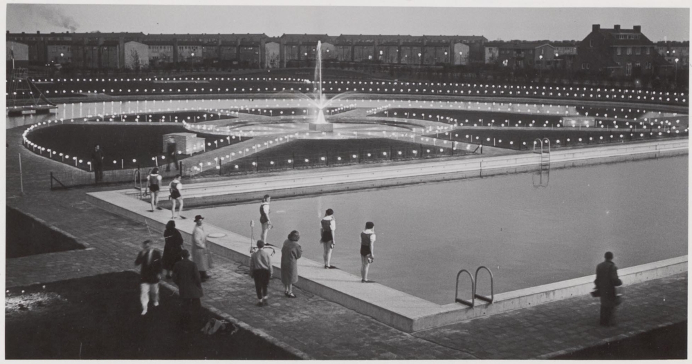 Het Kolpabad was het enige zwembad in Nederland met een verwarmd 50 meter buitenbad. De foto is gemaakt in mei 1955, enkele maanden voordat het Nederlandse zwemteam in Vlaardingen neerstreek. Foto collectie Stadsarchief Vlaardingen, fotograaf onbekend.