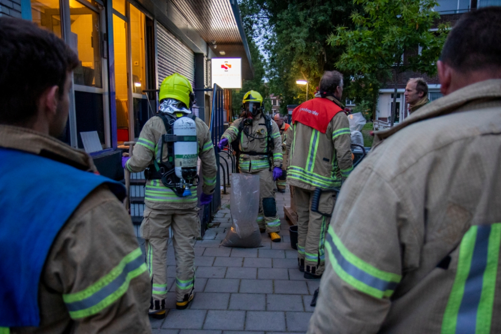 Brandweer urenlang bezig bij apotheek Van Swindensingel: weer brand door omgevallen fles fosfor