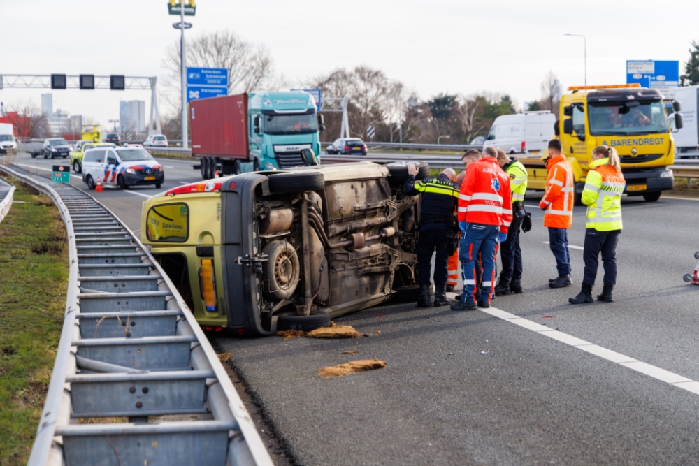 Auto komt bij eenzijdig ongeval op de snelweg op zijn zijkant terecht