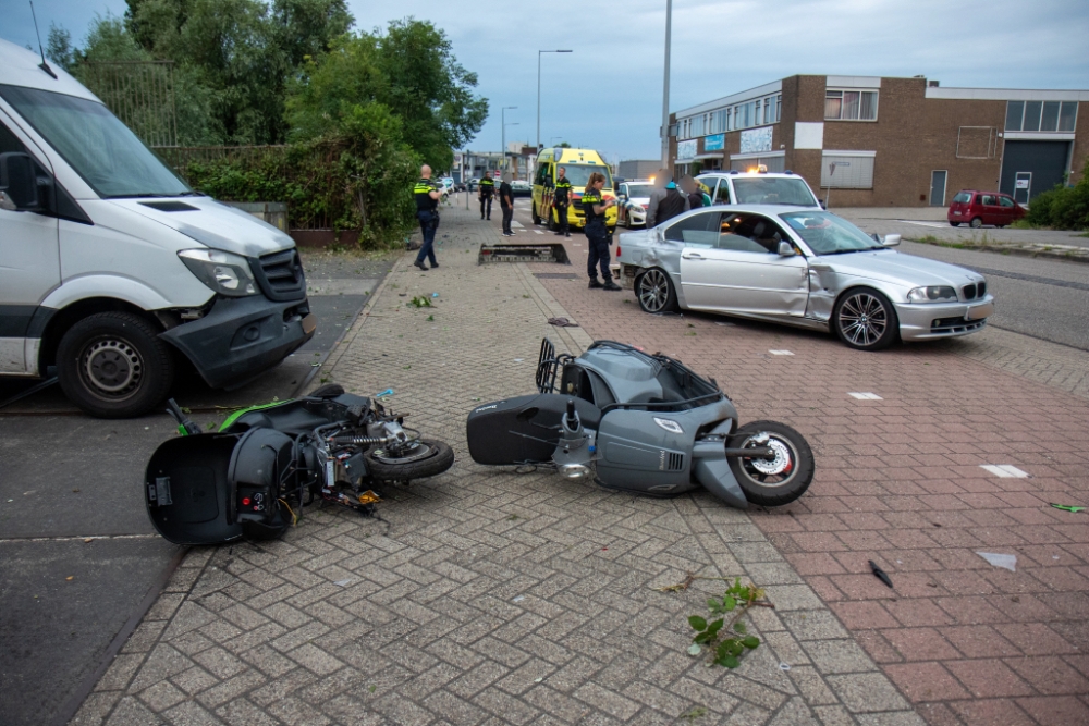 Auto ramt met hoge snelheid twee scooters