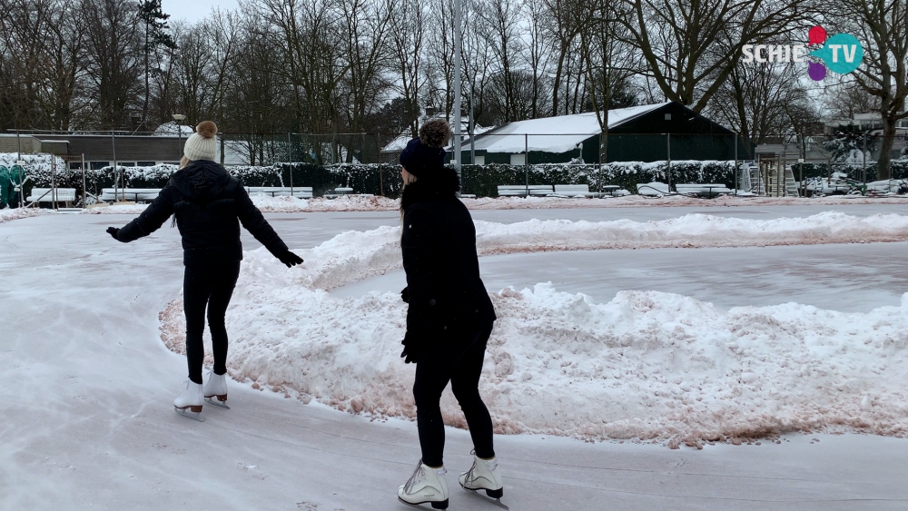 Eerste schaatsers op natuurijs in Schiedam