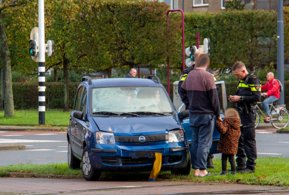 Flinke schade na aanrijding met twee auto&#039;s op de Mozartlaan