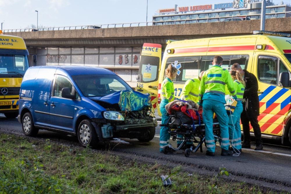 Auto knalt achterop ambulance op de A20