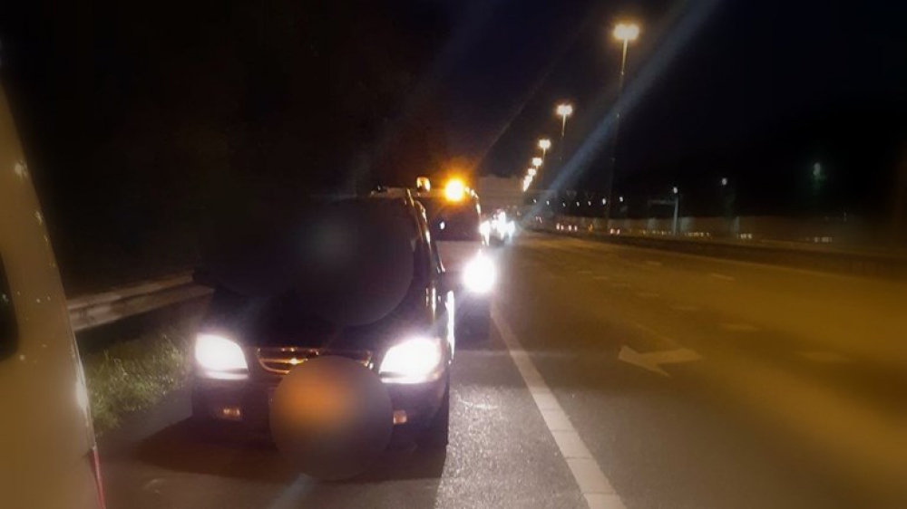 Stomdronken automobilist rijdt met 35 km/u over de A20