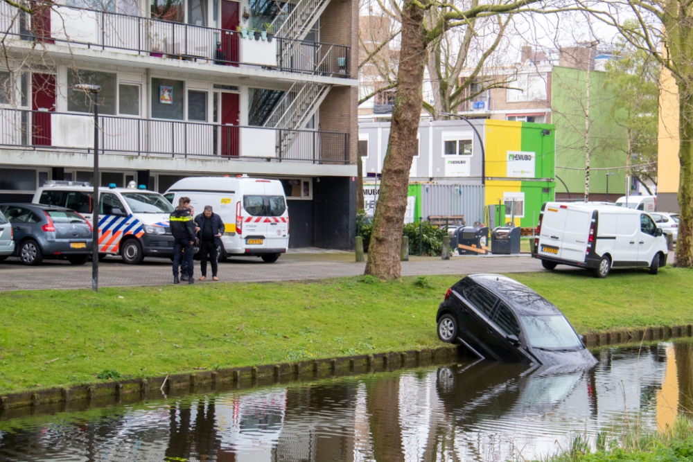 Auto duikt in het water bij de Jozef Oreliosingel