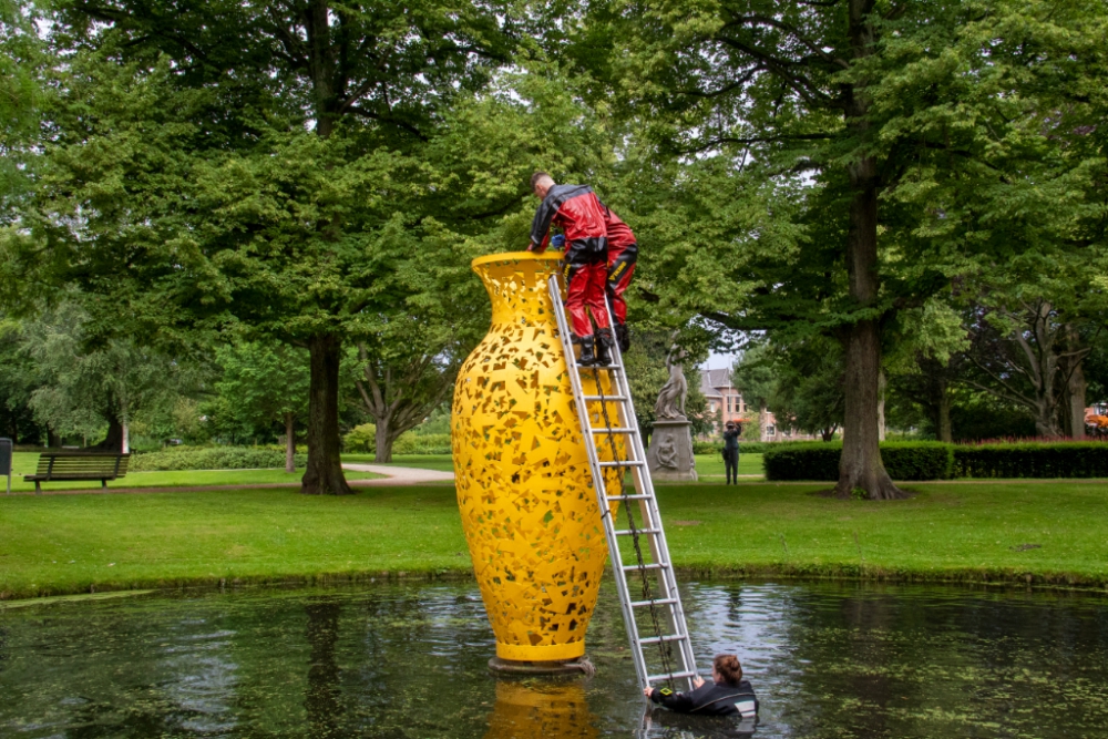 Brandweer redt gans uit kunstwerk