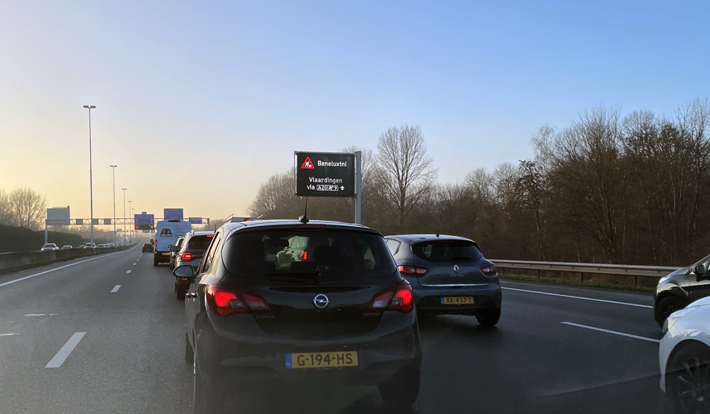 Snelwegen vast door ongeval en afsluiting Beneluxtunnel