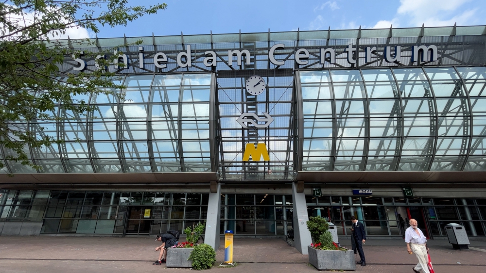 Politie lost waarschuwingsschot bij aanhouding bij station Schiedam Centrum