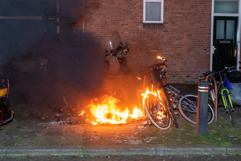 Brand in scooter, fietsen en auto