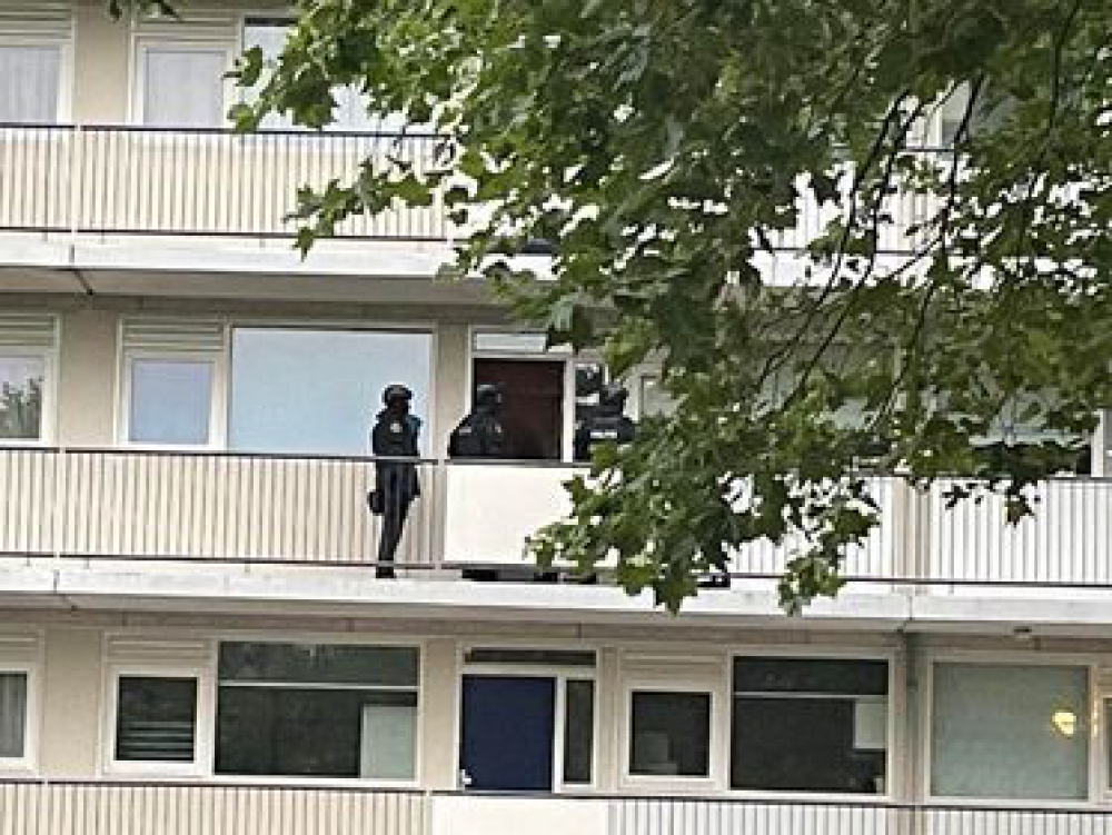 Politie doet inval in flatwoning in Groenoord