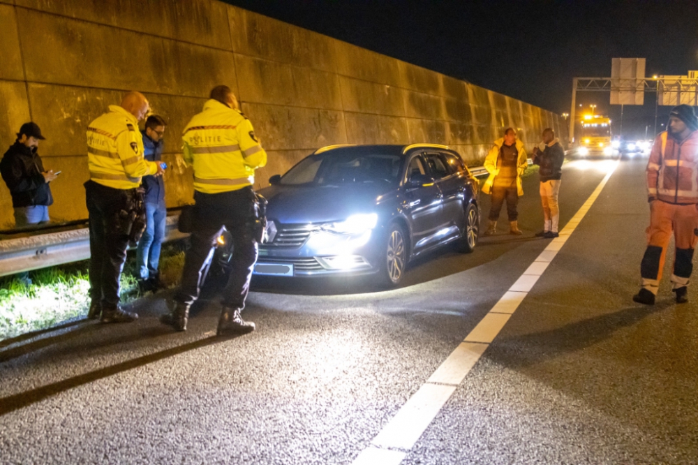 Taxi botst op snelweg, passagiers maken selfie en gaan lopend verder