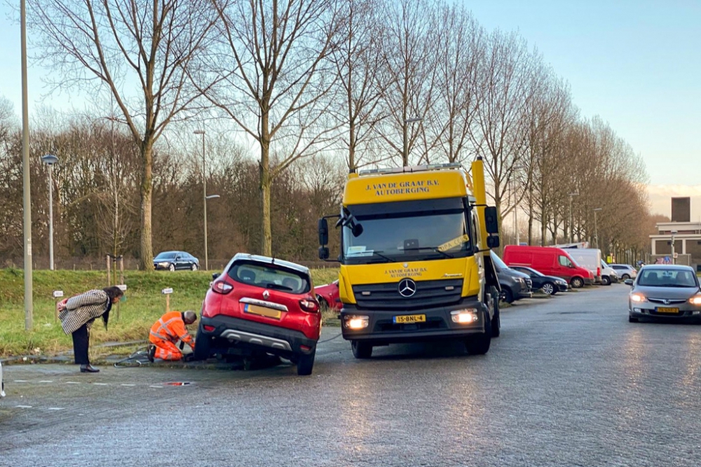 Automobilist zet auto op betonnen paal